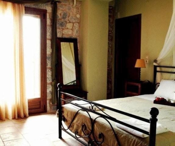 Vlyhada Guesthouse Pírgos Dhiroú Bagian luar foto